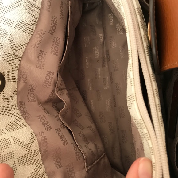 MICHAEL KORS PURSE! - Picture 8 of 8